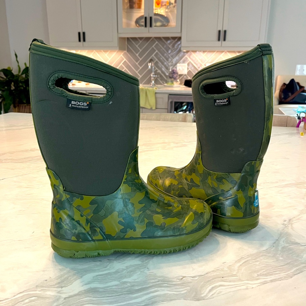 Bogs Youth waterproof camouflage boots size 5